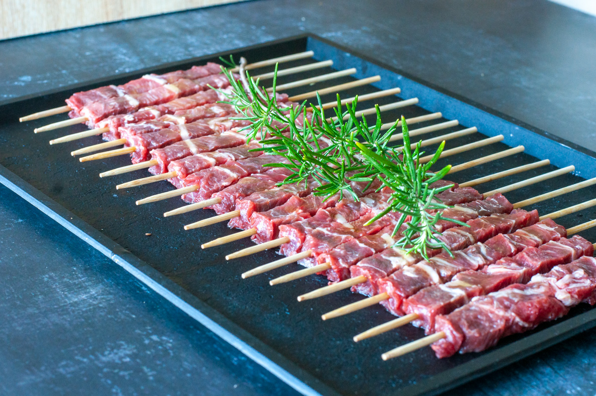 brochettes dde mouton italiennes sur le grill avec un brin de romain au-dessus