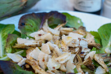 salade d'artichauts italienne sur une assiette blanche