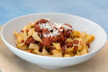 bolognese dans une assiette creuse blanche