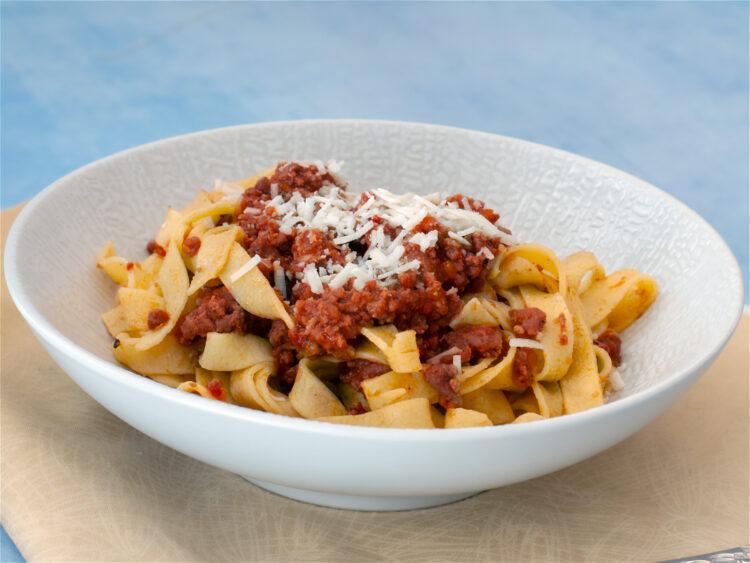 bolognese dans une assiette creuse blanche