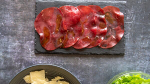 bresaola sur une ardoise