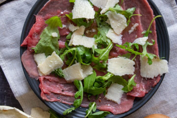 carpaccio de boeuf italien sur assiette noire