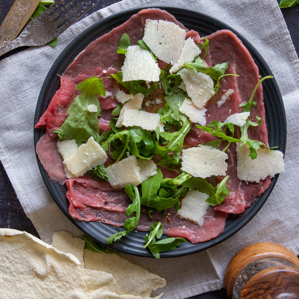 carpaccio de boeuf italien sur assiette noire