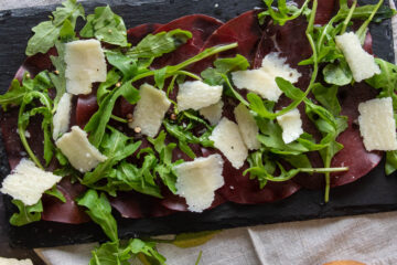 Carpaccio de bresaola sur une ardoise