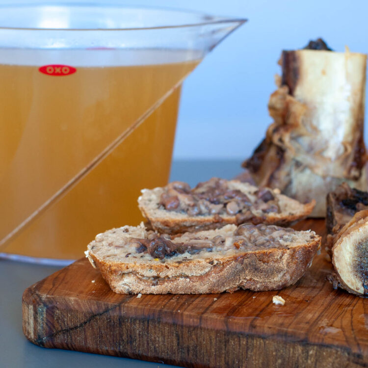 bouillon de boeuf avec moelle sur du pain