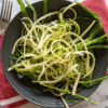 salade de puntarelle italienne sur assiette noire