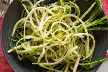 salade de puntarelle italienne sur assiette noire