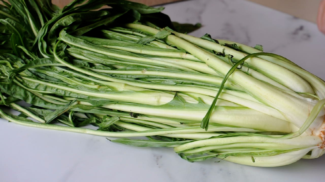 Puntarelle di gaera sur un comptoir