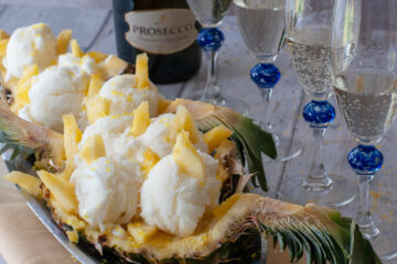 sorbet à l'ananas avec bouteille de prosecco en fond