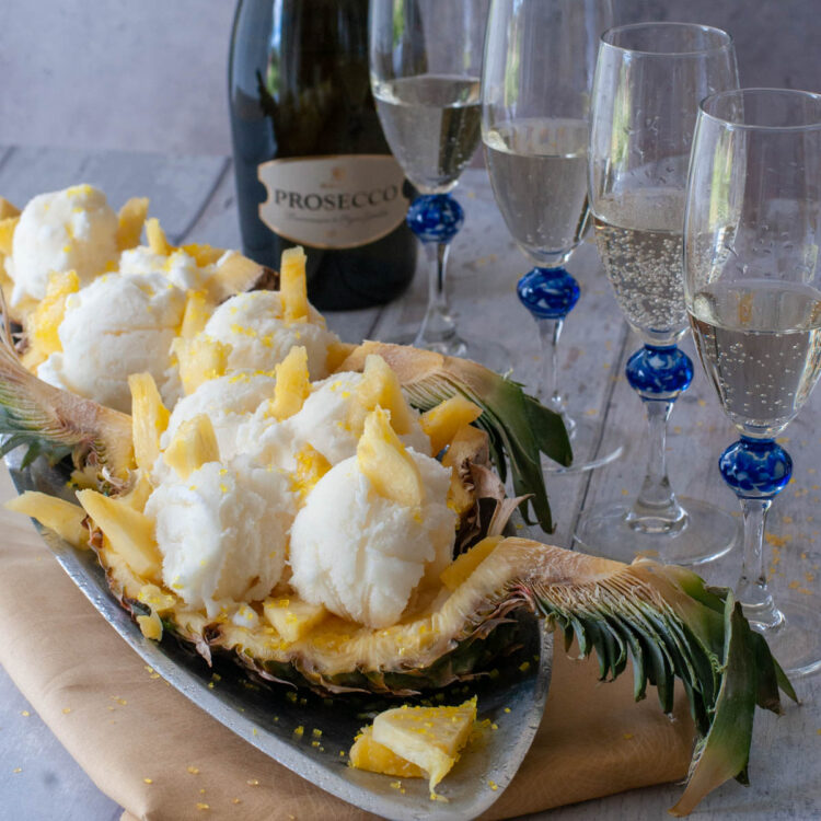 sorbet à l'ananas avec bouteille de prosecco en fond