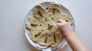 Authentique Vitello tonnato - Garnir de cornichons, de câpres et de persil frais.