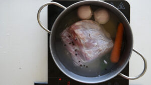 Authentique Vitello tonnato - Ajouter de l’eau pour couvrir la viande et porter à ébullition.