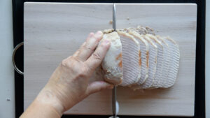 Authentique Vitello tonnato - Couper finement le veau froid.