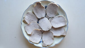 Authentique Vitello tonnato - Disposer les tranches de viande sur un plat de service en une seule couche.
