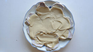 Authentique Vitello tonnato - Recouvrir uniformément les tranches de veau de la sauce crémeuse au thon.