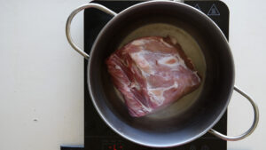 Authentique Vitello tonnato - Placer la longe dans une casserole assez grande pour la contenir.