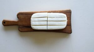Bâtonnets et boules de mozzarella frits - Découpez le bloc de mozzarella en bâtonnets
