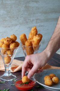 Bâtonnets et boules de mozzarella frits - Servez immédiatement lorsqu'ils sont encore chauds