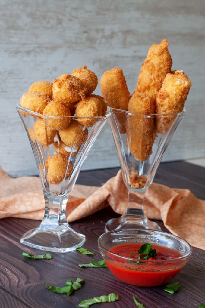 Bâtonnets et boules de mozzarella frits - En-tête