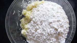 Beignets italiens Graffe - Zeppole Di Carnevale - Ajoutez les ingrédients secs à la purée de pommes de terre
