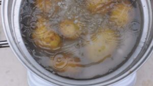 Beignets italiens Graffe - Zeppole Di Carnevale - Faites cuire les pommes de terre jusqu'à ce qu'elles soient tendres