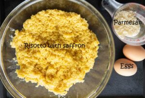 Boulettes de risotto frites de Calabre - Ajoutez les œufs et le parmesan supplémentaire, puis mélangez jusqu'à obtention d'une préparation homogène