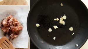 Bruschetta aux champignons - Dans la même poêle, faites revenir de l’ail dans le gras du bacon. Ajoutez de l’huile d’olive extra vierge si nécessaire