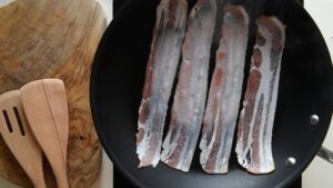 Bruschetta aux champignons - Faites dorer le bacon dans une poêle chaude