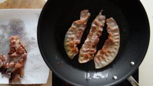 Bruschetta aux champignons - Déposez le bacon sur du papier absorbant afin de retirer l’excès de gras