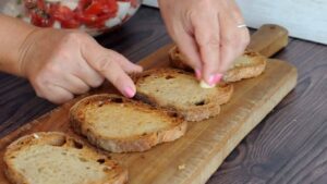 Bruschetta aux champignons - Frottez l’ail, épluché, sur le pain grillé afin que l’ail soit râpé par la surface croustillante du pain