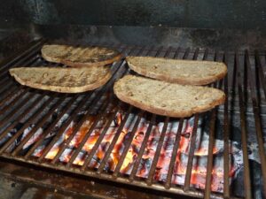 Bruschetta aux champignons - Faites griller le pain sur des braises ou au four sur une grille
