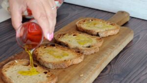 Bruschetta aux champignons - Versez un filet d’huile d’olive extra vierge sur le pain