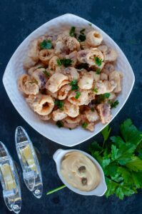 Calamari Fritti Calamars Frits Italiens Croquants - Servez immédiatement tant qu'ils sont encore chauds et parsemez de persil, ciselé pour la décoration