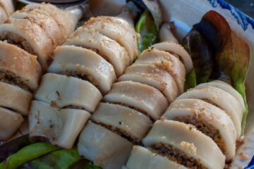 Calamars Farcis à l'Italienne - Coupez-les en tranches et disposez-les sur un plat de service