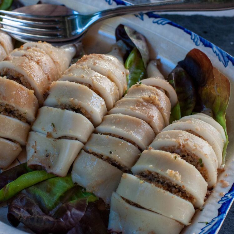 Calamars Farcis à l'Italienne - Coupez-les en tranches et disposez-les sur un plat de service