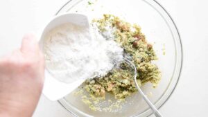 Canederli (Knödel) – Boulettes de pain italiennes - Ajoutez un peu de farine pour raffermir la consistance