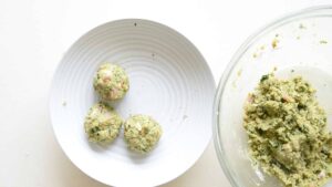 Canederli (Knödel) – Boulettes de pain italiennes - Avec les mains humides, façonnez des boules compactes