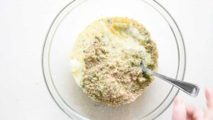 Canederli (Knödel) – Boulettes de pain italiennes - Ajoutez le lait et les œufs au mélange de pain