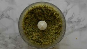 Canederli (Knödel) – Boulettes de pain italiennes - Mixez une partie du pain avec le persil ou la ciboulette, finement ciselés