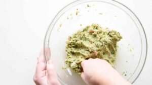 Canederli (Knödel) – Boulettes de pain italiennes - Mélangez à la main jusqu’à obtenir une préparation compacte mais encore souple
