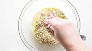 Canederli (Knödel) – Boulettes de pain italiennes - Ajoutez le speck ou toute autre charcuterie, coupés en petits morceaux