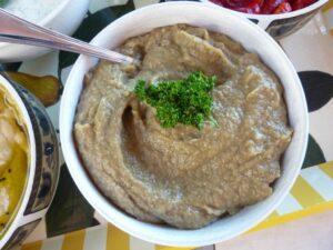 Caviar d'aubergine - Servez en ajoutant un filet d'huile d'olive vierge et du persil pour apporter une touche de couleur