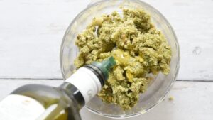 Champignons italiens farcis au four, faciles, avec pistaches - - Incorporez un filet d'huile d'olive à la préparation pour l'humidifier légèrement et permettre à la farce de bien se tenir
