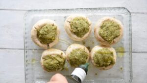 Champignons italiens farcis au four, faciles, avec pistaches - - Arrosez les champignons farcis, non cuits, d'un filet d'huile d'olive avant de les enfourner pour plus de saveur et de moelleux