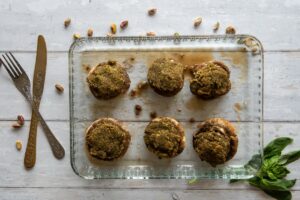 Champignons italiens farcis au four, faciles, avec pistaches - - Laissez tiédir légèrement avant de servir