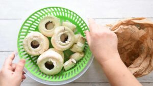 Champignons italiens farcis au four, faciles, avec pistaches - - Nettoyez délicatement les champignons avec un essuie-tout humide et retirez soigneusement les pieds