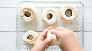 Champignons italiens farcis au four, faciles, avec pistaches - - Assaisonnez les deux faces des chapeaux de champignons avec du sel, puis disposez-les en une seule couche sur le plat préparé