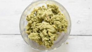 Champignons italiens farcis au four, faciles, avec pistaches - - Mixez jusqu'à obtenir une farce homogène et finement hachée