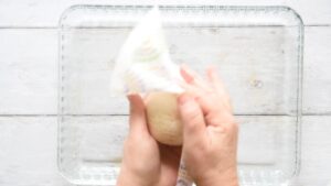 Champignons italiens farcis au four, faciles, avec pistaches - - Séchez les champignons nettoyés avec un essuie-tout pour éliminer l'excès d'humidité