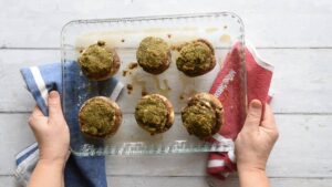 Champignons italiens farcis au four, faciles, avec pistaches - - Faites cuire les champignons farcis dans un four préchauffé à 180°C jusqu'à ce qu'ils soient tendres et que le dessus soit doré